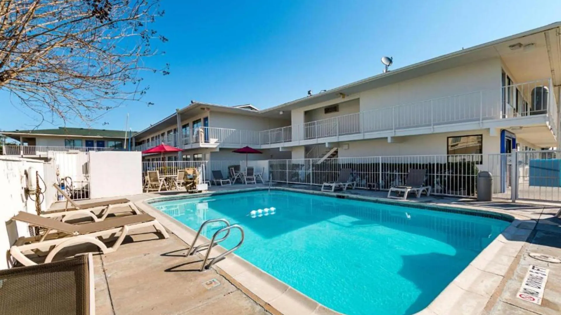 4 Motel 6 Hotels Near La Plaza Mall for Budget Stays