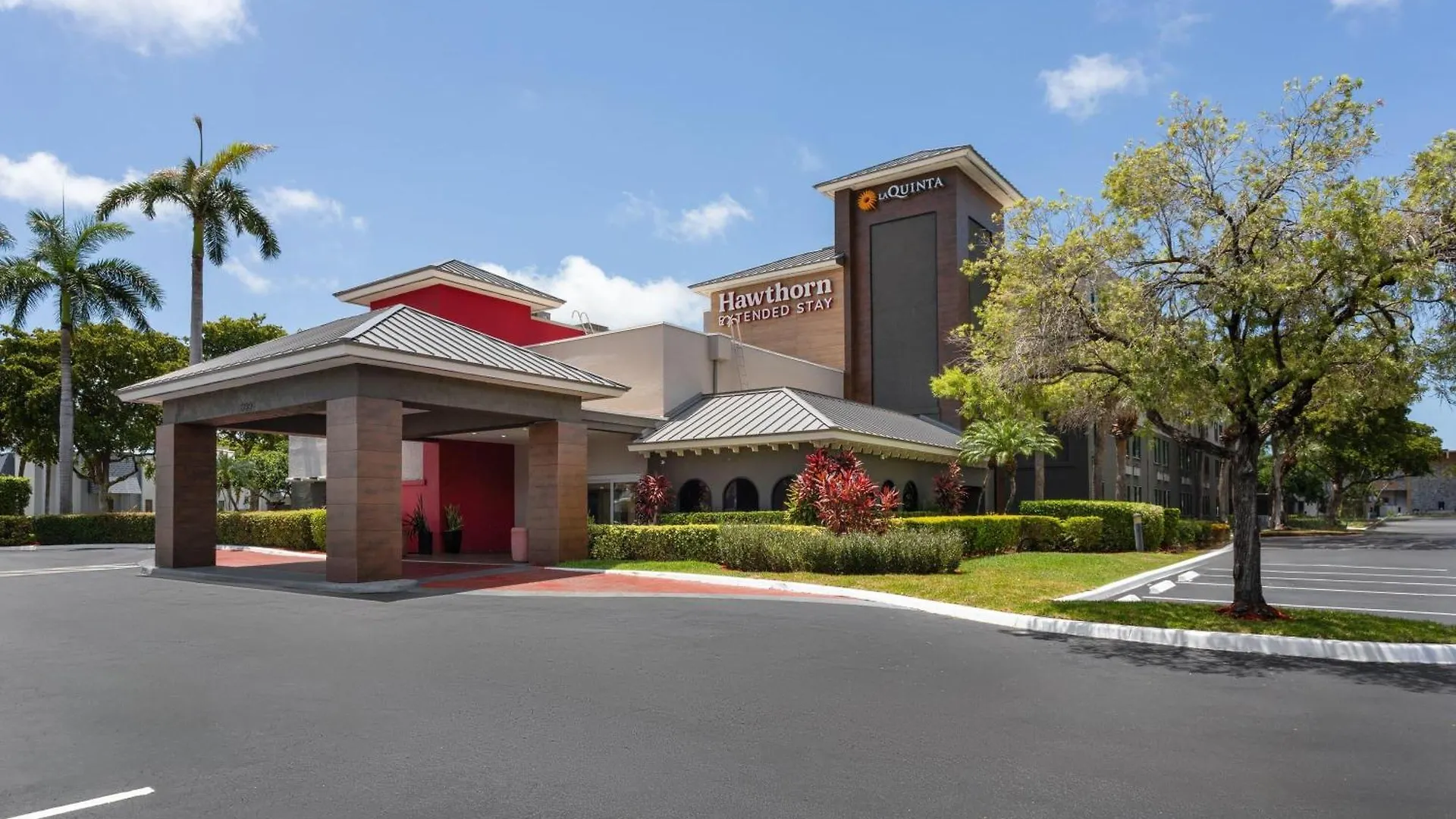 Staying Near New River: 13 Airport Hotels Compared